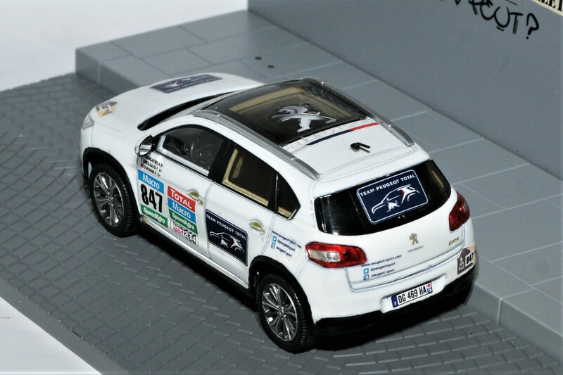Diorama presse. 4008 Assistance Dakar 2015  Norev repeinte, décalcomanies trouvées à Rétromobile(4).JPG