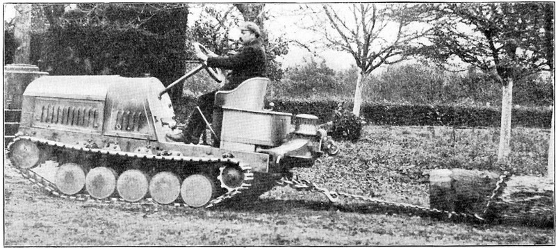 Tracteur à chenilles Peugeot remorquant une grume.jpg